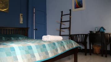 Standard A/C Room, 1 King Bed | Meja kerja dan Wi-Fi gratis