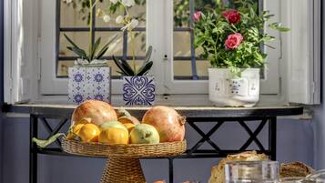 อาหารเช้าแบบบุฟเฟ่ต์ทุกวัน (คิดค่าบริการ)