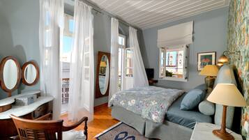 ห้องลักซ์ชัวรี่สวีท | เครื่องนอนระดับพรีเมียม, ผ้านวมขนเป็ด, เตียงพร้อมฟูกเสริมที่นอน