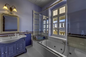 Luxury Suite | Bathroom | Shower, free toiletries, hair dryer, bathrobes