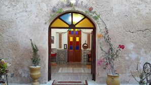 An entrance with a wooden door, a tiled floor, and potted plants. - Riad Ksar El Jadida (El Jadida)