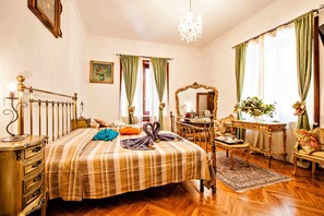 Premium bedding, in-room safe, desk, rollaway beds - Art&Coffee (Verona)