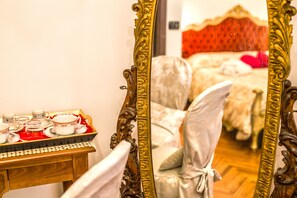 Romantic double room with private external bathroom - Art&Coffee (Verona)