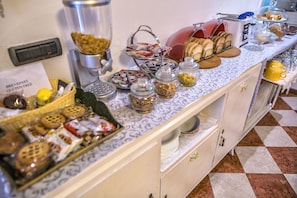 Un'attrezzatura per buffet con diversi cibi e condimenti.