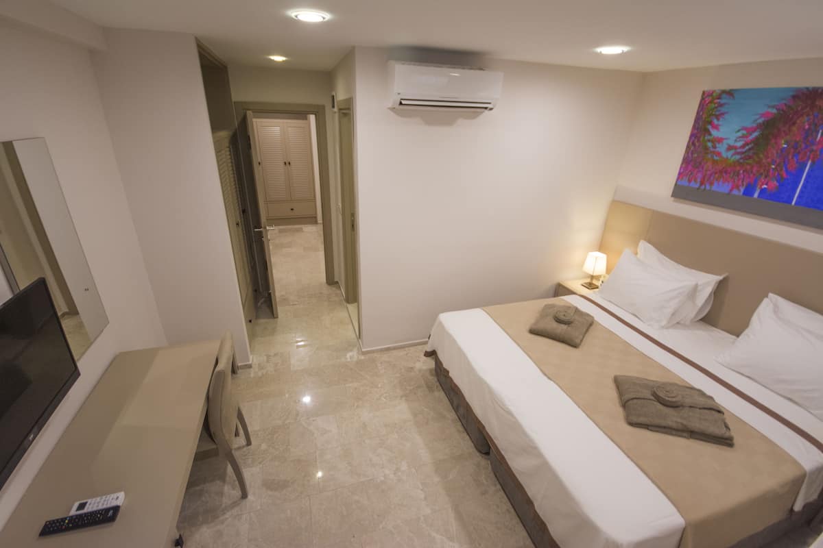Family Room | In-room safe, desk, laptop workspace, iron/ironing board