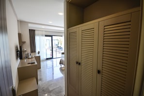 Habitación superior | Área de sala de estar | Televisión LCD