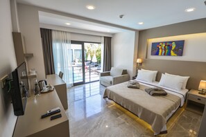 Quarto luxo, vista para a piscina | Cofres nos quartos, escrivaninha, espaço de trabalho para notebook