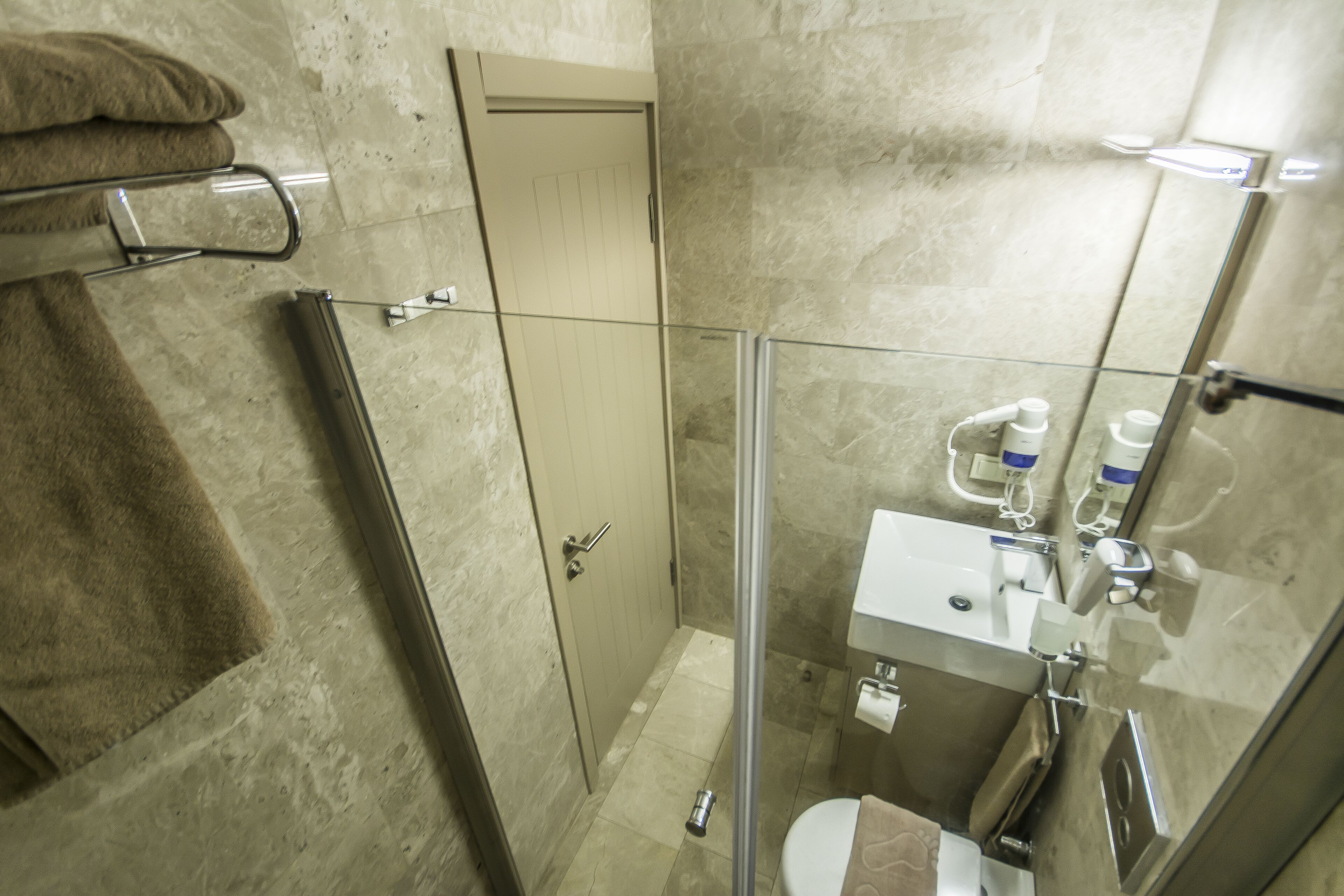 economy room | bathroom shower