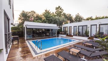 Outdoor pool, pool umbrellas, sun loungers