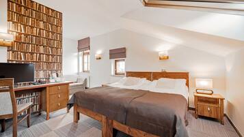 Deluxe Quadruple Room | In-room safe, desk, iron/ironing board (on request), free WiFi