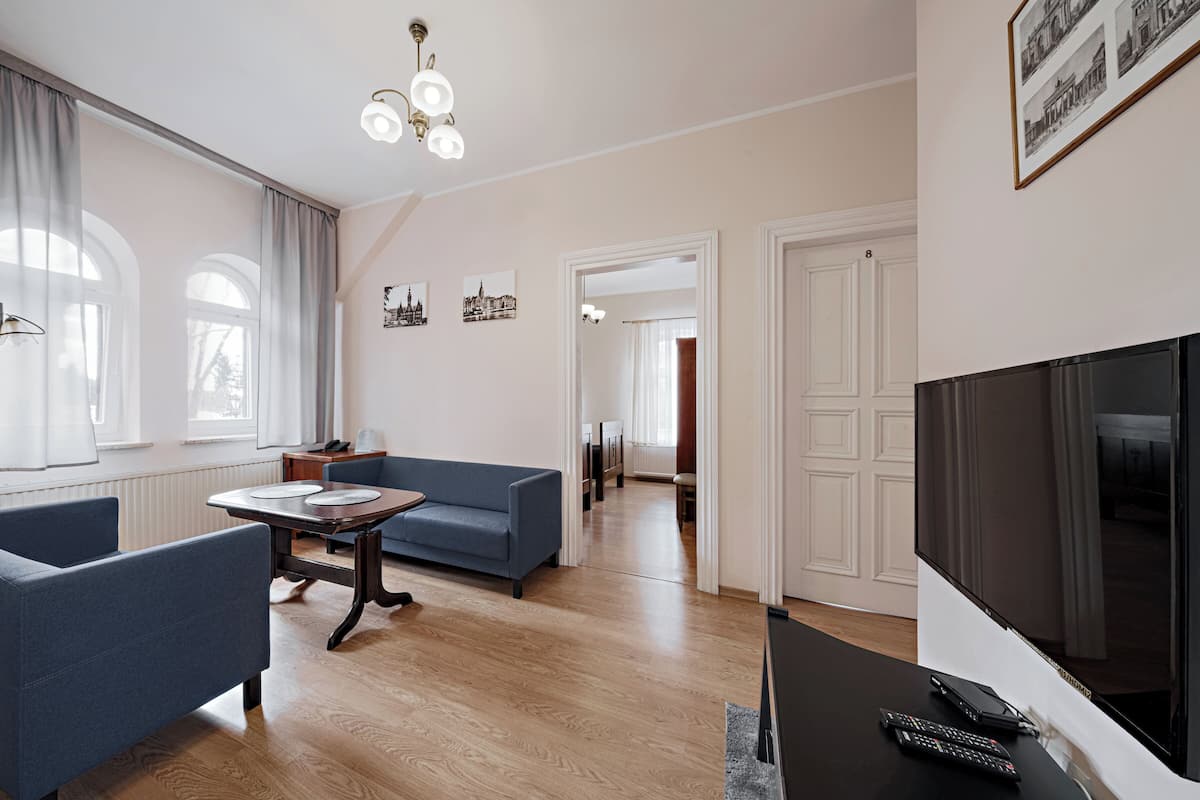 Miller's Apartment | In-room safe, desk, iron/ironing board, free WiFi