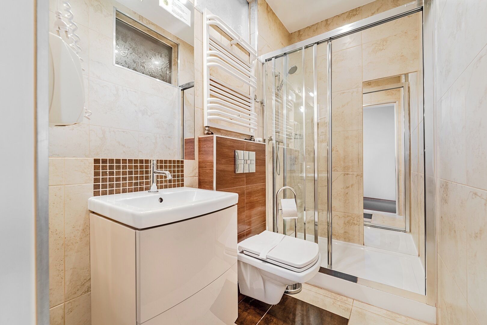 miller's apartment | bathroom | free toiletries, hair dryer, towels