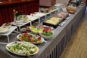 Se ofrece un desayuno bufé todos los días (por un coste adicional)