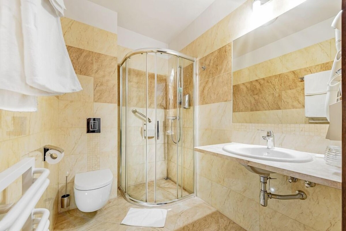 Baño | Artículos de higiene personal gratuitos, secador de pelo y toallas