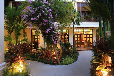 Breakfast, lunch and dinner served . Viangluang Resort