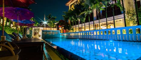 Una piscina al aire libre