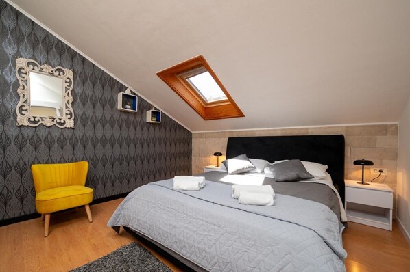 Standard Double Room | In-room safe, desk, soundproofing, iron/ironing board