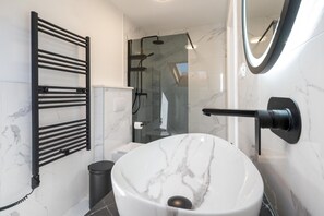 Habitación estándar doble | Baño | Ducha y bañera combinadas y bañera profunda