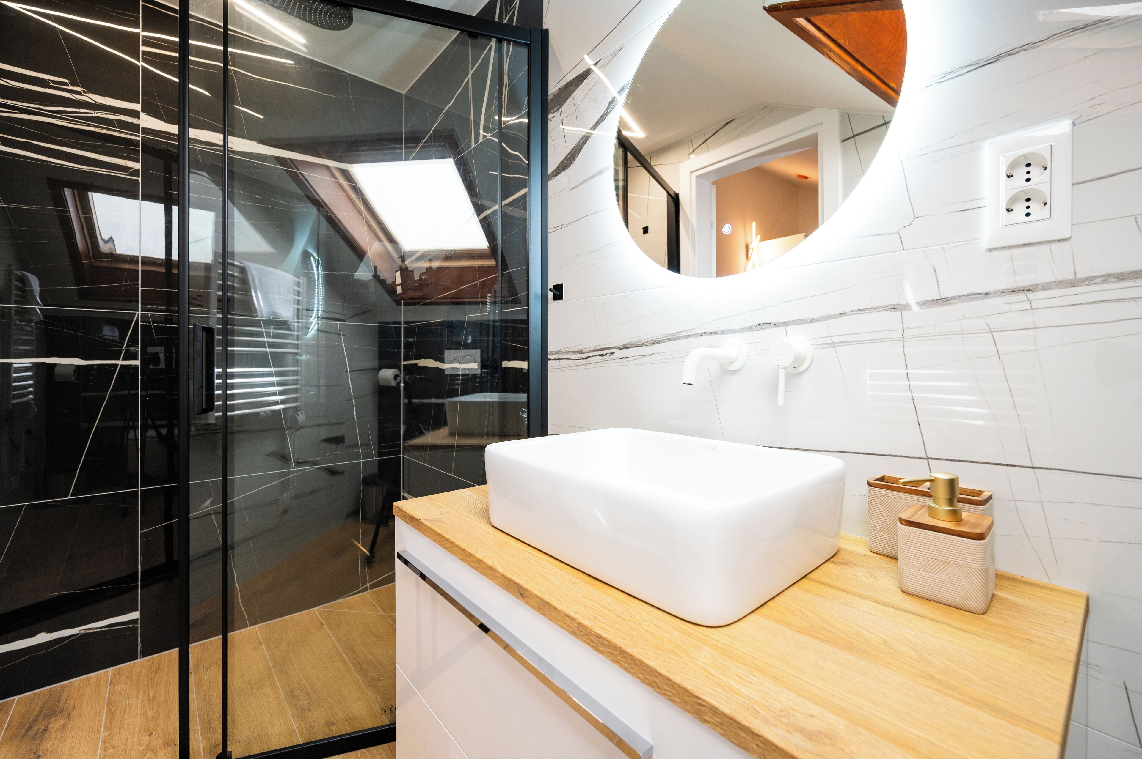 Standard Double Room | Bathroom | Combined shower/bathtub, deep-soaking bathtub, free toiletries
