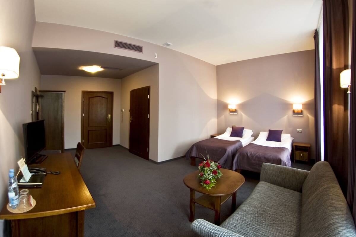 1 bedroom, in-room safe, desk, iron/ironing board
