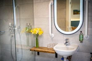 Triple room | Bathroom | Shower, towels - The Loch Ness Inn (Inverness)