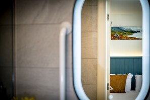 Triple room | Bathroom | Shower, towels - The Loch Ness Inn (Inverness)
