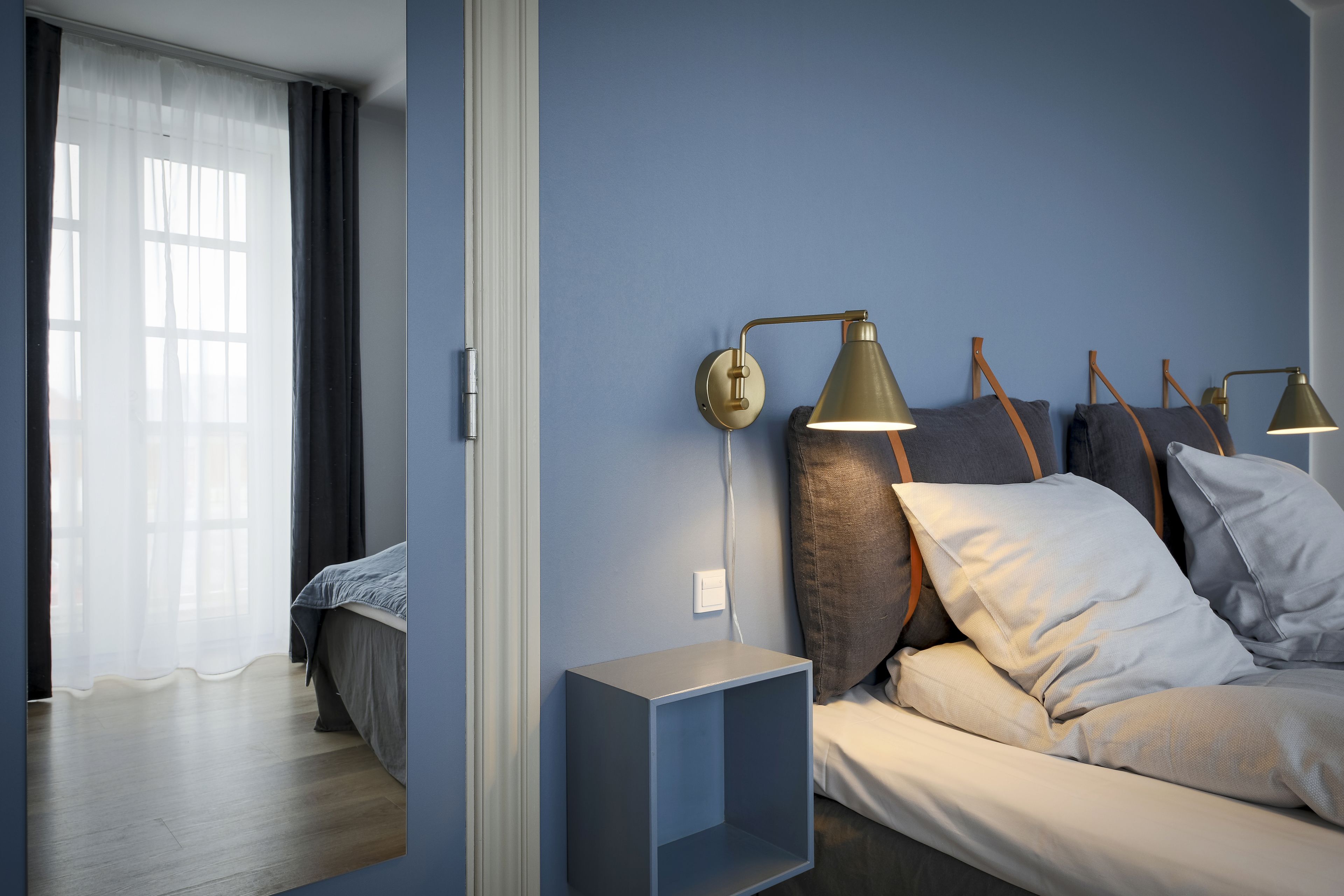 Escritorio, tabla de planchar con plancha, wifi gratis y ropa de cama 