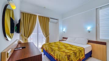 Minibar, desk