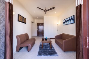 Desk, free WiFi - Treebo Nestlay Casa (Chennai)
