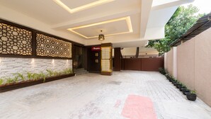Eine moderne Hotelhalle mit einer Rezeption, dekorativen Wandverkleidungen und Topfpflanzen.