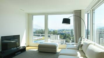 Deluxe Penthouse Apartment, 1 Bedroom, Terrace | Sala de estar | Una televisión de pantalla plana