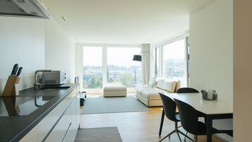 Ático, 1 habitación, terraza | Cocina privada | Frigorífico grande, microondas, horno y placa de cocina