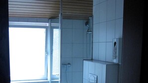 Un bagno piccolo e funzionale con un WC, una doccia e un lavandino.
