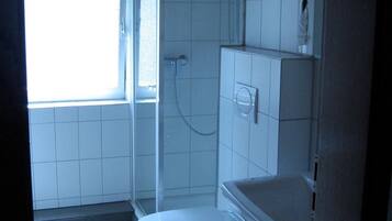 Chambre Double pour 1 personne (external bathroom) | Salle de bain | Douche, sèche-cheveux, serviettes fournies