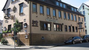 Un edificio con un'insegna che riporta 