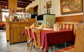 Se sirven desayunos, almuerzos y cenas; cocina local e internacional