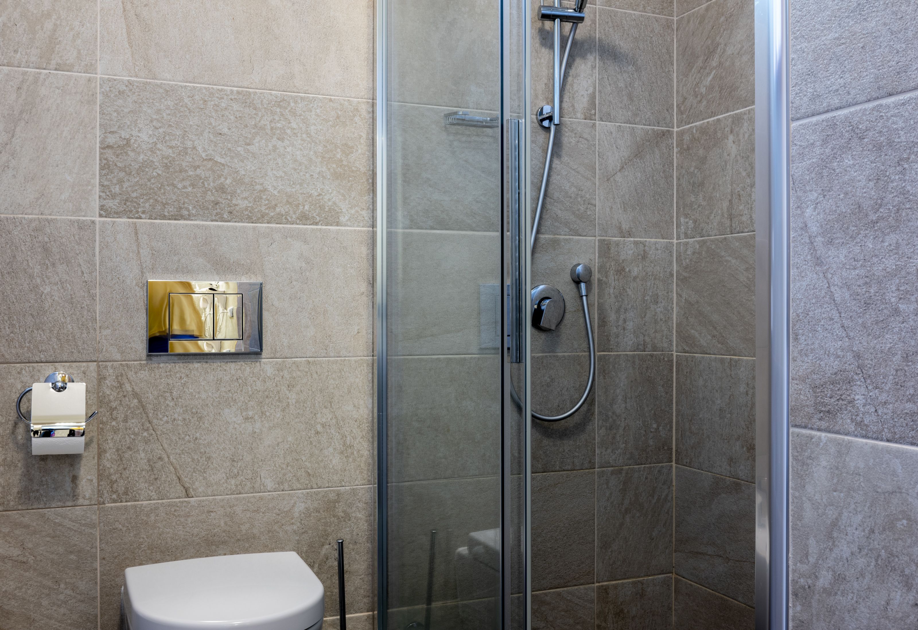 Camera tripla | Bagno | Doccia, set di cortesia gratuito, asciugacapelli, asciugamani
