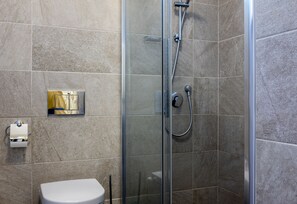 Triple Room | Bathroom | Shower, free toiletries, hair dryer, towels - Hotel Pavilon (Ricany)