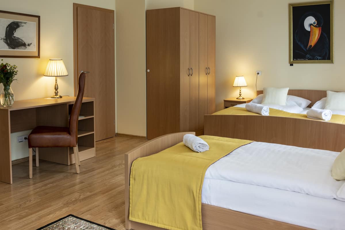 triple room | memory-foam beds, in-room safe, desk, free cots/infant beds