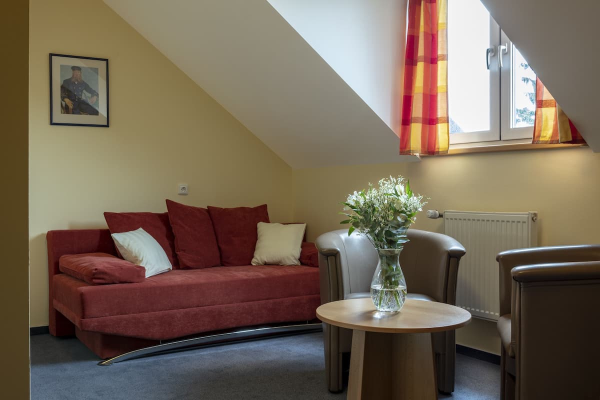 triple room | living room | lcd tv