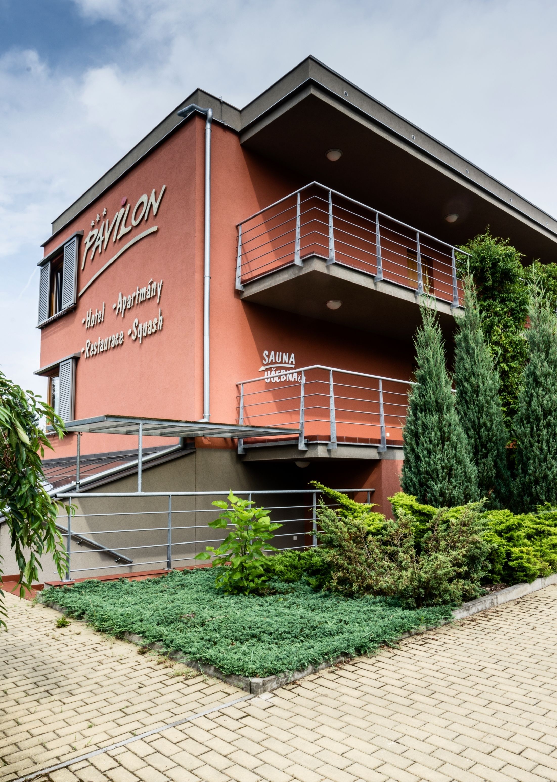 Un bâtiment sur lequel on peut lire l’inscription suivante : « PAVILLON : hôtel, appartements, restaurant, sauna ».