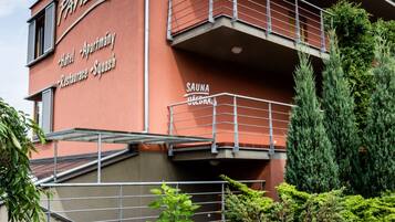 Un bâtiment sur lequel on peut lire l’inscription suivante : « PAVILLON : hôtel, appartements, restaurant, sauna ».