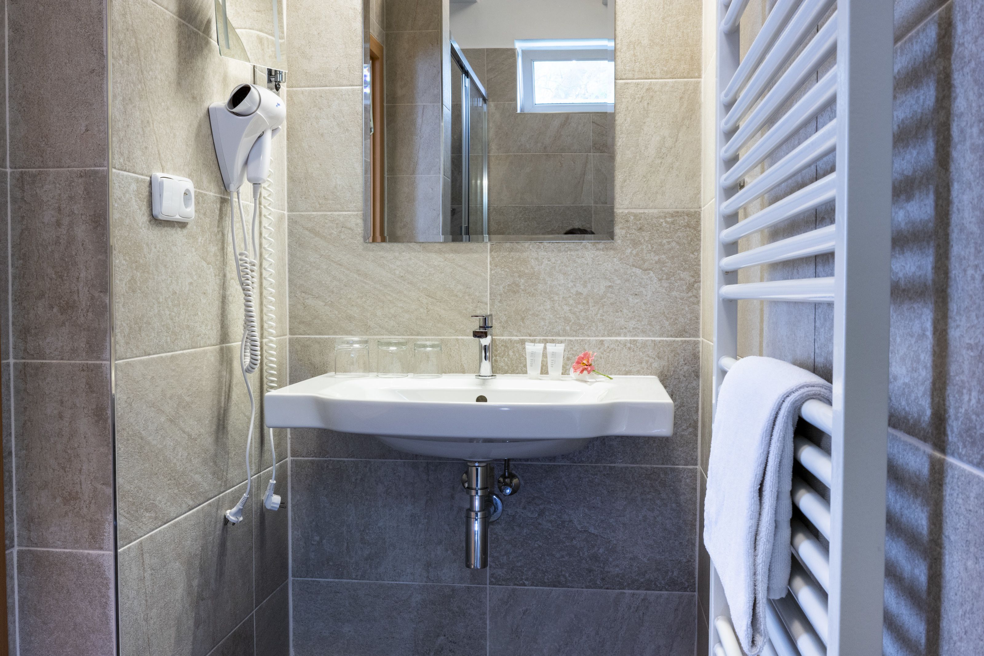 triple room | bathroom | shower, free toiletries, hair dryer, towels