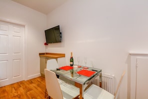 Apartamento, 1 quarto (Double Room ) | Cozinha privada | Geladeira, micro-ondas, fogão, chaleira elétrica