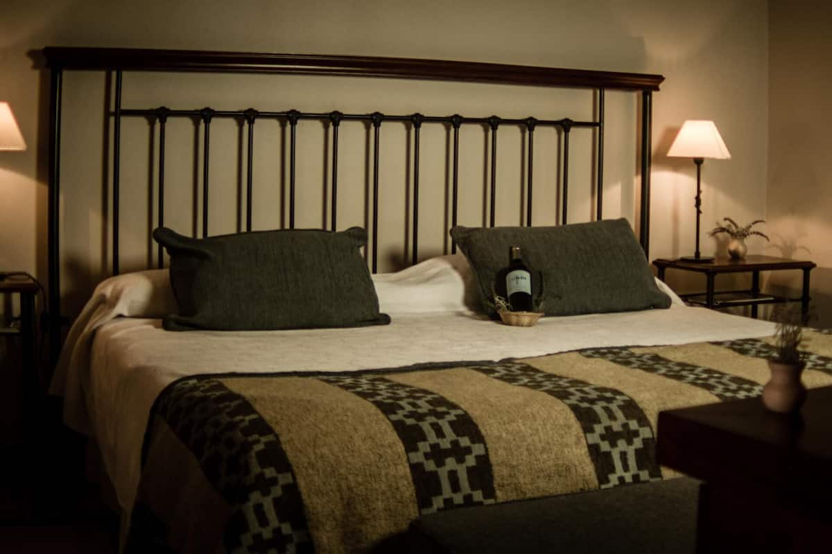 Hochwertige Bettwaren, Schreibtisch, schallisolierte Zimmer