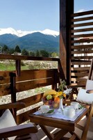 高级双人房或双床房 (Free Relax Zone Access, WiFi) | 阳台景观