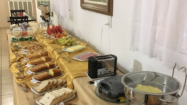 Una mesa de buffet con diversos alimentos y utensilios.