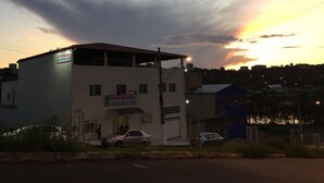 Un edificio con un letrero que dice "POUSADA Vista da Serra".