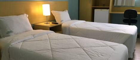 Chambre Double Deluxe (Apartamento LUXO ) | Minibar, bureau, rideaux occultants, fer et planche Ă  repasser