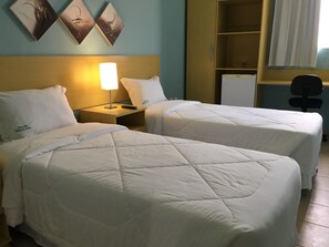 Quarto casal luxo (Apartamento LUXO ) | Frigobar, escrivaninha, cortinas blackout, ferros/tábuas de passar roupa